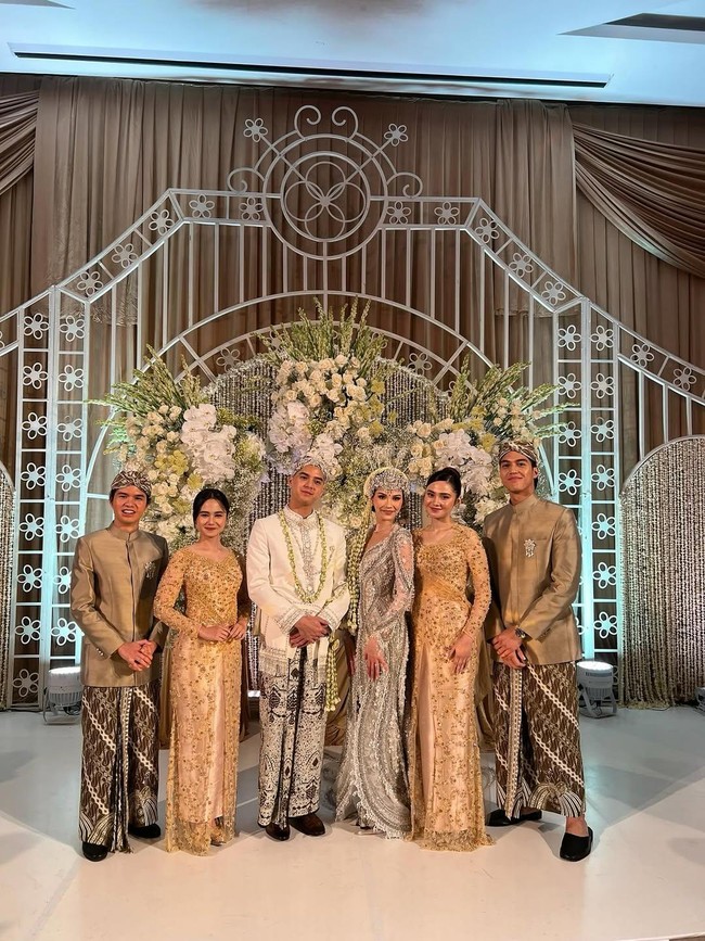 Anak kedua Ahmad Dhani dan Maia Estianty, El Rumi, pun tak ketinggalan mengajak kekasihnya Syifa Hadju. Tissa dan Syifa tampak mengenakan busana serasi bernuansa peach gold. Foto: Instagram/@tissabiani @duljaelani