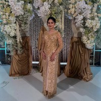 Tissa anggun dengan kebaya modern yang dipermanis taburan payet rancangan Asky Febrianti. Sepasang sepatu emas melengkapi penampilannya. Foto: Instagram/@tissabiani @duljaelani