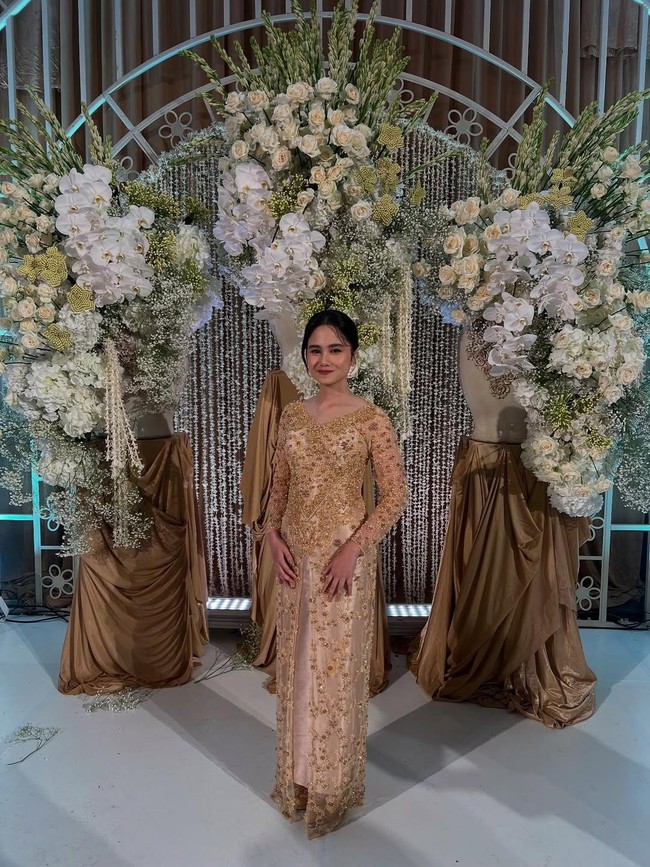Tissa anggun dengan kebaya modern yang dipermanis taburan payet rancangan Asky Febrianti. Sepasang sepatu emas melengkapi penampilannya. Foto: Instagram/@tissabiani @duljaelani