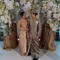 Rambut pelakon utama film ‘Norma’ ini disanggul sederhana, sementara makeup dibuat soft bernuansa peach dan oranye. Foto: Instagram/@tissabiani @duljaelani