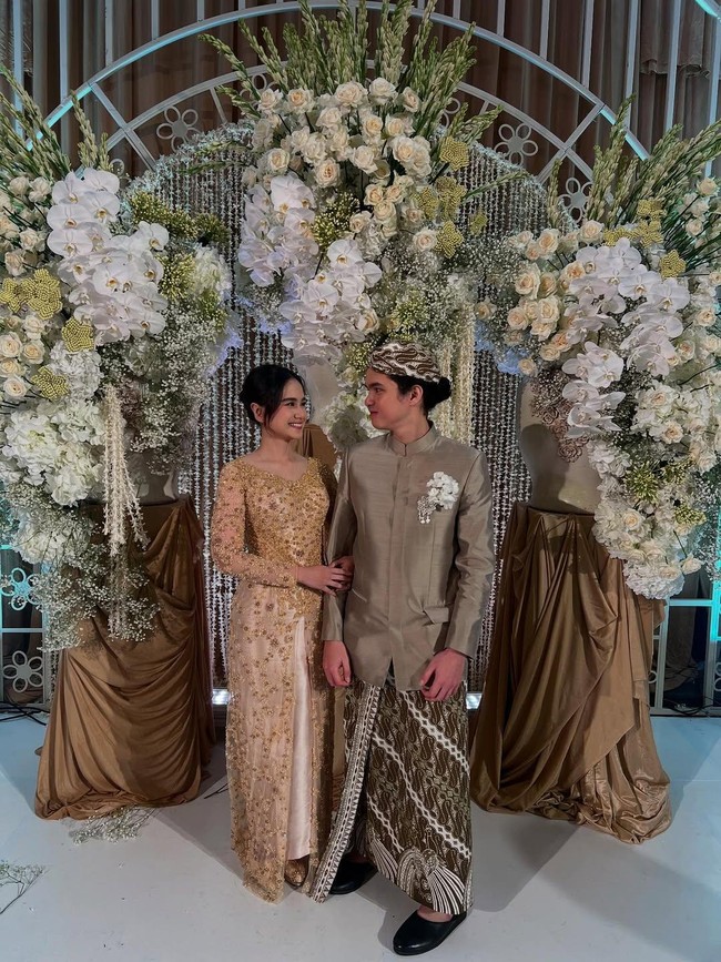 Rambut pelakon utama film ‘Norma’ ini disanggul sederhana, sementara makeup dibuat soft bernuansa peach dan oranye. Foto: Instagram/@tissabiani @duljaelani