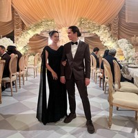 Untuk acara private dinner di malam harinya, Dul Jaelani dan Tissa Biani berganti busana serba hitam. Keduanya tampil lebih elegan dan modern. Foto: Instagram/@tissabiani @duljaelani