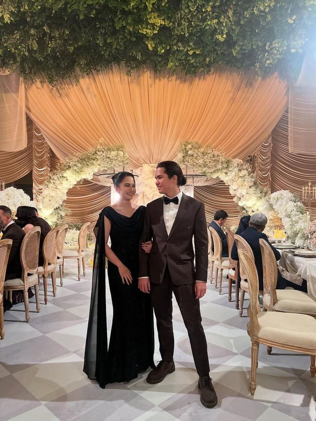 Untuk acara private dinner di malam harinya, Dul Jaelani dan Tissa Biani berganti busana serba hitam. Keduanya tampil lebih elegan dan modern. Foto: Instagram/@tissabiani @duljaelani