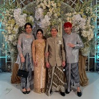 Dul Jaelani memakai beskap warna sage green, dipadukan dengan kain batik motif Parang berhias tinta Prada. Foto: Instagram/@tissabiani @duljaelani