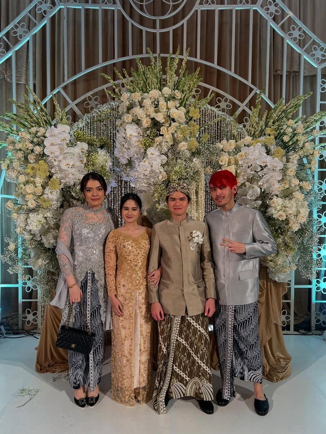 Dul Jaelani memakai beskap warna sage green, dipadukan dengan kain batik motif Parang berhias tinta Prada. Foto: Instagram/@tissabiani @duljaelani