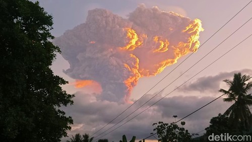 Erupsi Gunung Lewotobi Laki-laki di Flores Timur, Nusa Tenggara Timur (NTT), Selasa (17/6/2025). (Yurgo Purab)
