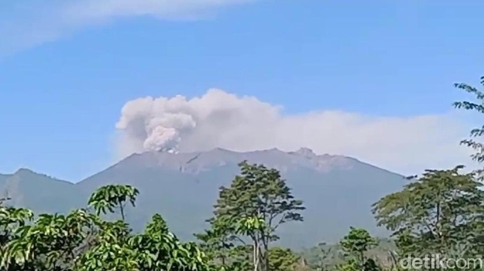 Erupsi Gunung Raung pada 13 Juni 2025