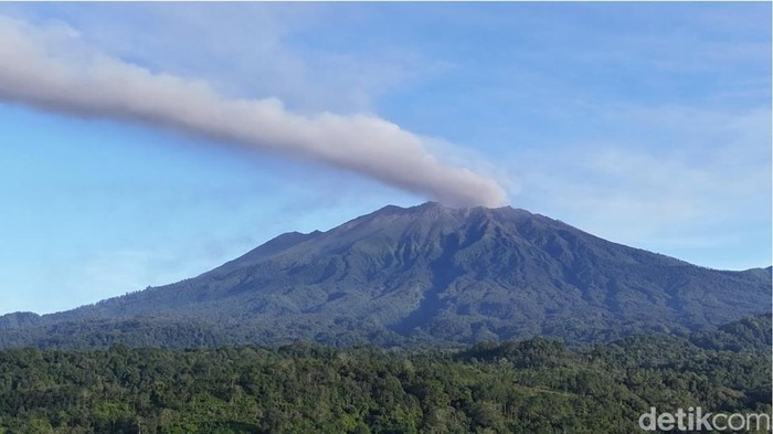 Erupsi Gunung Raung pada 13 Juni 2025