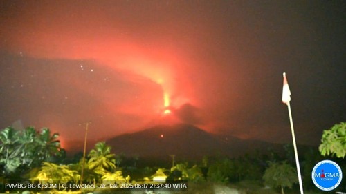 Erupsi Lewotobi Laki-laki terekam pada pukul 21.37 Wita, Selasa (17/6/2025).