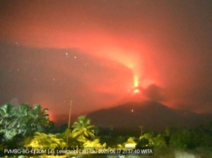 Gunung Lewotobi Meletus Lagi Malam Ini, Ratusan Warga Mengungsi