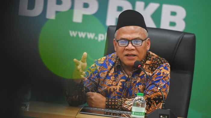 Gandeng Pakar Dunia, PKB Siapkan Konferensi Pesantren Internasional Sekretaris Dewan Syuro PKB Saifullah Maksum memberikan keterangan pers terkait konferensi pesantren internasional di Kantor DPP PKB, Jakarta, Selasa (17/6/2025). PKB akan menggelar Konferensi Internasional Transformasi Pesantren yang mengundang pakar pendidikan dari Turki hingga Iran pada 24-26 Juni 2025 guna menghadirkan transfer keilmuan di dunia pendidikan Islam. ANTARA FOTO/Rivan Awal Lingga/bar