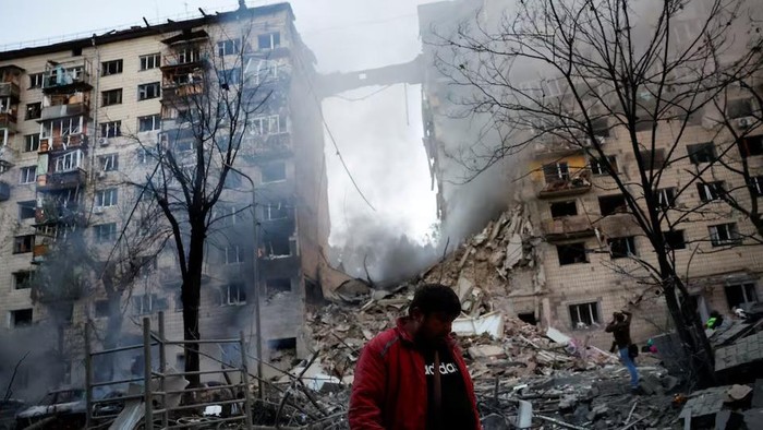 A man walks at the site of an apartment building damaged during a Russian strike, amid Russias attack on Ukraine, in Kyiv, Ukraine June 17, 2025. REUTERS/Thomas Peter Purchase Licensing Rights