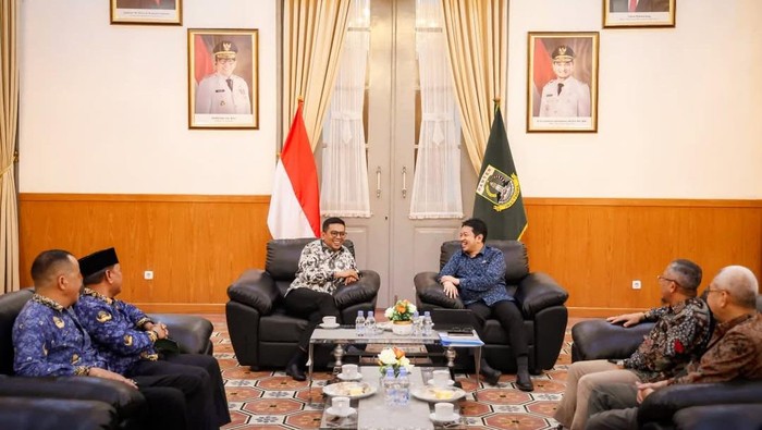 Gubernur Banten Andra Soni bertemu dengan Wakil Kepala Badan Pusat Statistik Republik Indonesia (BPS RI), Sonny Harry Budiutomo Harmadi (dok.Pemprov Banten)