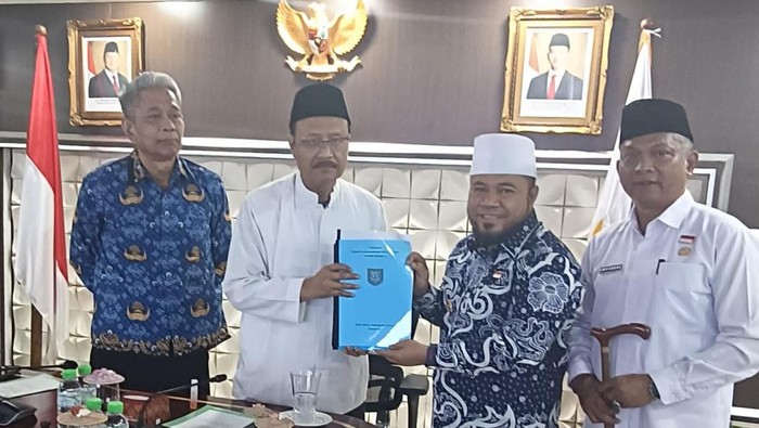 Gubernur Bengkulu Helmi Hasan saat bertemu Mensos RI.