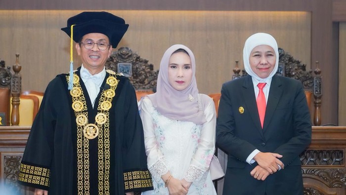 Gubernur Jatim Khofifah Indar Parawansa berfoto bersama Prof Madyan, Rektor Unair yang baru.