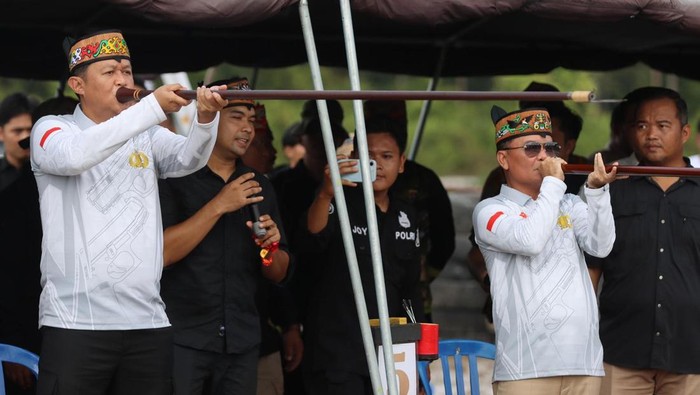 Gubernur Kalteng Agustiar Sabran dan Kapolda Kalteng Iwan Kurniawan lomba manyipet. Foto: dokumentasi Polda Kalteng