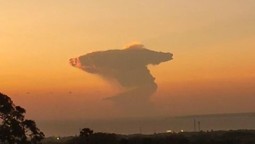 Foto : Penampakan abu vulkanik letusan Gunung Lewotobi Laki-laki, terlihat di Kupang, NTT, Selasa (17/6/2025) sekitar pukul 17.50 Wita. (Dok. Jhoni Nesi).