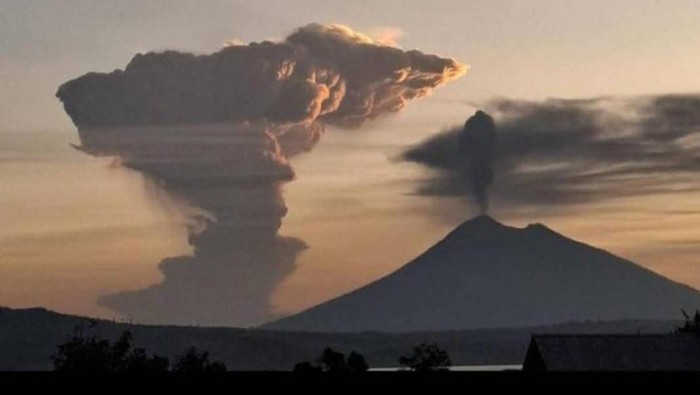 Gunung Lewotobi Laki-laki dan Gunung Ile Lewotolok sedang erupsi sore tadi, Selasa (17/6/2025). (IST)