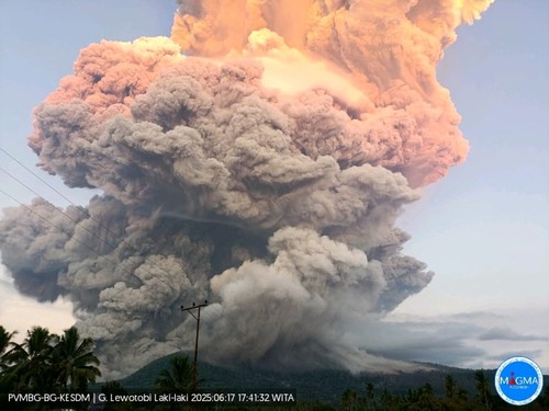 Gunung Lewotobi Laki-Laki di Kabupaten Flores Timur, Nusa Tenggara Timur (NTT), kembali meletus, Selasa (17/6/2025) pukul 17.41 Wita. (IST)