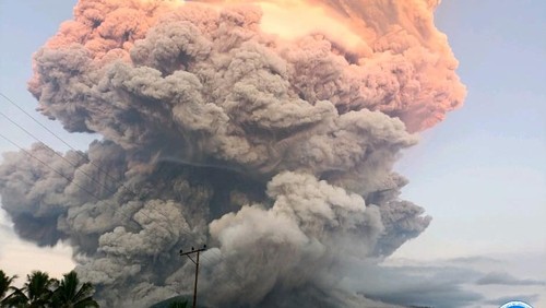 Gunung Lewotobi Laki-Laki di Kabupaten Flores Timur, Nusa Tenggara Timur (NTT), kembali meletus, Selasa (17/6/2025) pukul 17.41 Wita. (IST)