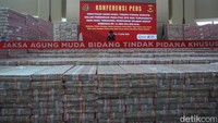 Gunungan uang tersebut menjadi simbol konkret dari besarnya kerusakan sistemik akibat korupsi di sektor industri sawit. Seluruh uang sitaan telah dijadikan barang bukti dalam rangka proses hukum yang sedang berjalan.  