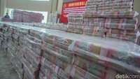 Dalam konferensi pers, tumpukan uang tunai dipamerkan dalam plastik bening. Deretan uang menggunung itu memenuhi ruangan, memperlihatkan skala kerugian negara yang sangat masif dari kasus ini.  