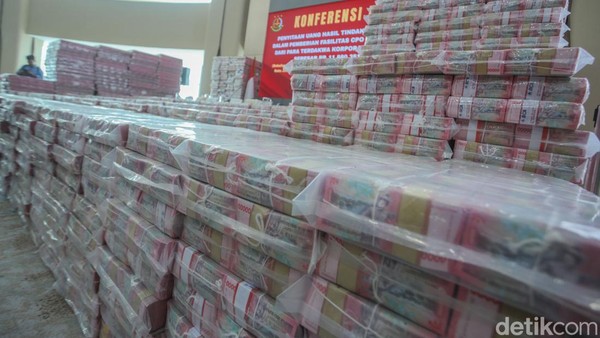 Gunungan Uang Rp11,8 T Jadi Bukti Salah Satu Korupsi Terbesar