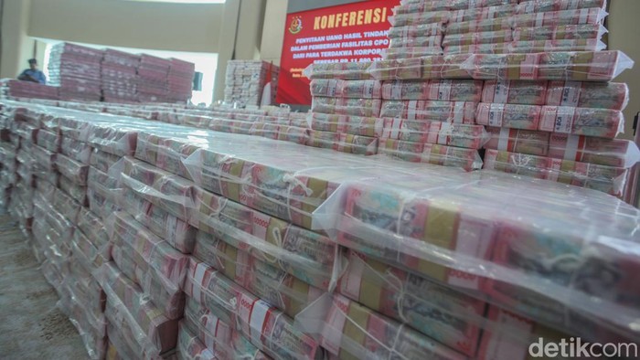 Penyitaan uang tunai senilai Rp11,8 triliun telah diumumkan secara resmi dalam jumpa pers di Gedung Bundar, Kejaksaan Agung (Kejagung), Jakarta Selatan, Senin (17/6/2025).