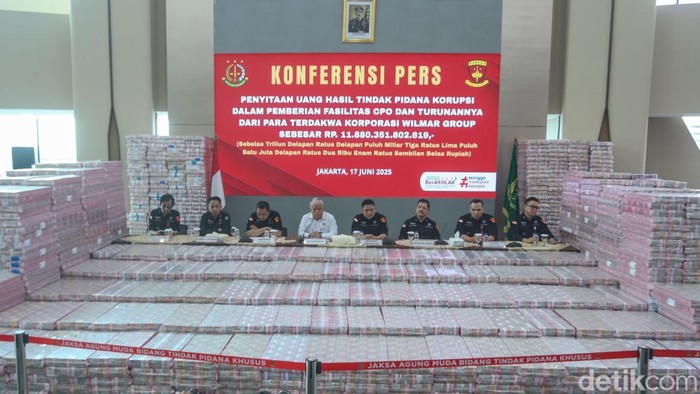 Penyitaan uang tunai senilai Rp11,8 triliun telah diumumkan secara resmi dalam jumpa pers di Gedung Bundar, Kejaksaan Agung (Kejagung), Jakarta Selatan, Senin (17/6/2025).