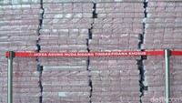 Uang tersebut berasal dari pengusutan kasus dugaan korupsi ekspor crude palm oil (CPO) atau bahan baku minyak goreng yang melibatkan sejumlah korporasi besar. Jumlah sitaan ini mencetak rekor sebagai salah satu yang terbesar dalam sejarah penanganan kasus korupsi di Indonesia.  