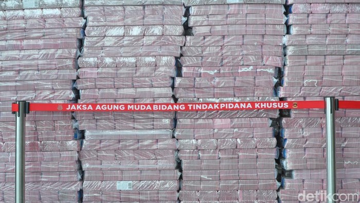 Gunungan Uang 11,8 T Jadi Bukti Salah Satu Korupsi Terbesar Penyitaan uang tunai senilai Rp11,8 triliun telah diumumkan secara resmi dalam jumpa pers di Gedung Bundar, Kejaksaan Agung (Kejagung), Jakarta Selatan, Senin (17/6/2025).