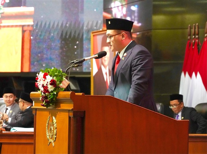 Anggota DPRD DKI Jakarta, Fraksi PDI Perjuangan Hardiyanto Kenneth Menyampaikan Pandangan Fraksi PDI Perjuangan di Rapat Paripurna DPRD DKI Jakarta.