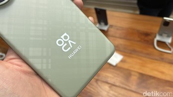 Pola kotak-kotak ini akan terlihat jelas saat punggung ponsel terkena cahaya. Foto: Virgina Maulita Putri/detikINET