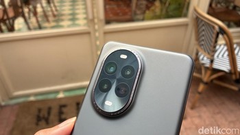 Kamera belakang Huawei Nova 13 Pro terdiri dari kamera utama 50 MP yang mendukung adjustable aperture dari f/1,4 sampai f/4,0, kamera telephoto portrait 12 MP, dan kamera ultrawide 8 MP. Foto: Virgina Maulita Putri/detikINET
