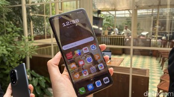 Huawei Nova 13 Pro memiliki layar AMOLED berukuran 6,76 inch dengan resolusi 1,5K dan refresh rate variabel 1-120Hz. Foto: Virgina Maulita Putri/detikINET