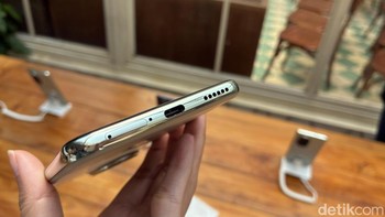 Ponsel ini ditenagai baterai 5.000 mAh dengan pengisian cepat 100W yang diklaim dapat mengisi daya hingga 50% dalam sembilan menit. Foto: Virgina Maulita Putri/detikINET