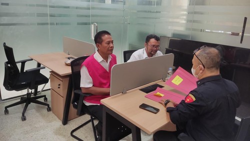 I Made Kuta dan Ngakan Anom Diana Kesuma saat menjalani penyerahan pelimpahan berkas perkara di Kejaksaan Tinggi (Kejati) Bali, Selasa (17/6/2025).