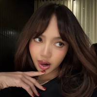 Eksistensi Lisa BLACKPINK tidak perlu diragukan lagi. Dia dinobatkan sebagai idol KPop dengan followers terbanyak yang mengumpulkan lebih dari 106 juta followers. Global ambassador Louis Vuitton itu terakhir kali membagikan foto recap tahun 2025, termasuk persiapannya tampil di Coachella. Foto: Instagram