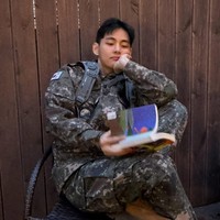 Di antara ketujuh personel grup KPop BTS, V alias Kim Taehyung memiliki jumlah followers terbanyak mencapai 67,7 juta followers. Pemilik akun Instagram @thv itu membagikan foto kenangan wajib militer memakai seragam pasukan khusus polisi militer dan foto ngegym bareng Song Kang. Foto: Instagram