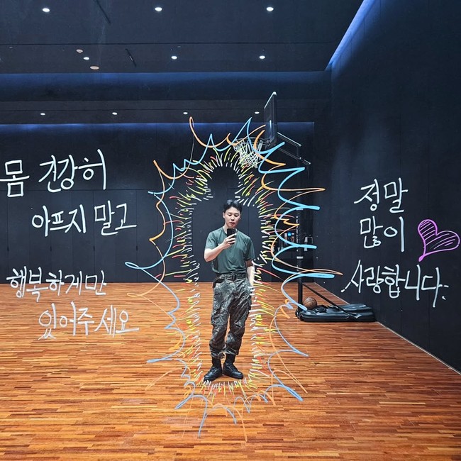 Jimin BTS menyusul V BTS sebagai idol KPop dengan followers terbanyak di Instagram, yang punya 53,7 juta followers. Sekembalinya dari wajib militer, Jimin langsung mengunggah foto mirror selfie di studio dance, badannya kini semakin kekar. Foto: Instagram