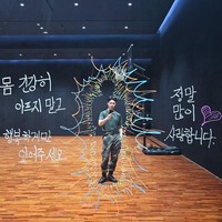 Jimin BTS menyusul V BTS sebagai idol KPop dengan followers terbanyak di Instagram, yang punya 53,7 juta followers. Sekembalinya dari wajib militer, Jimin langsung mengunggah foto mirror selfie di studio dance, badannya kini semakin kekar. Foto: Instagram