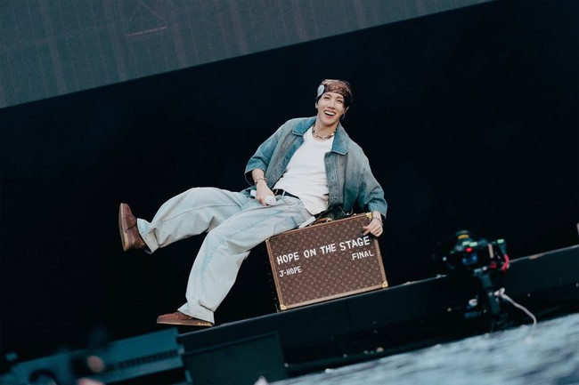 J-Hope BTS baru menyelesaikan konser encore dari rangkaian tur dunia ‘HOPE ON THE STAGE’ hari kedua. Akun Instagram-nya @uarmyhope diikuti 51,5 juta followers. Foto: Instagram