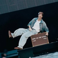 J-Hope BTS baru menyelesaikan konser encore dari rangkaian tur dunia ‘HOPE ON THE STAGE’ hari kedua. Akun Instagram-nya @uarmyhope diikuti 51,5 juta followers. Foto: Instagram