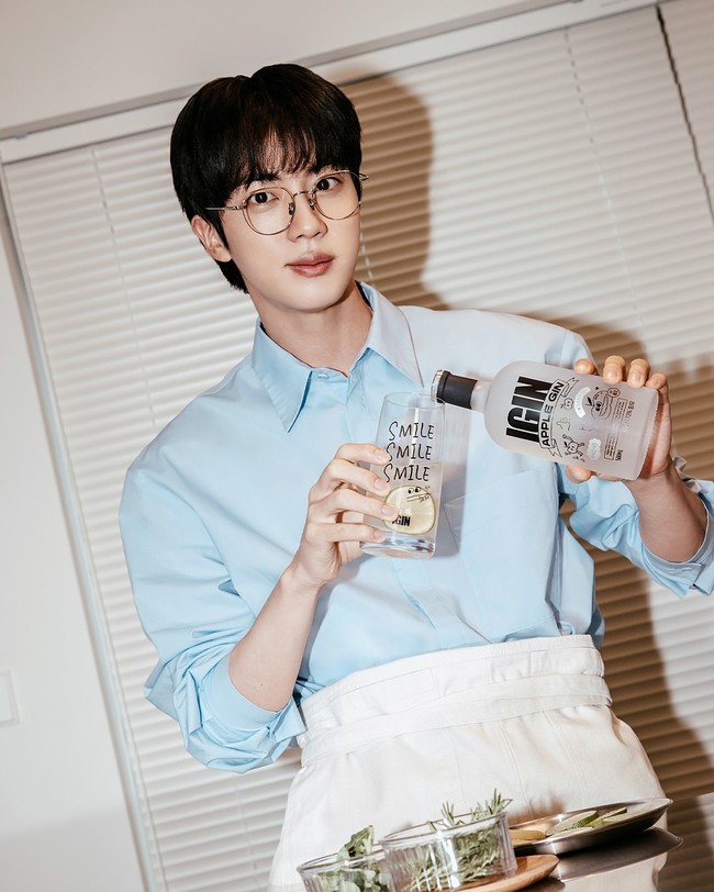 Personel tertua grup KPop BTS, Jin tak kalah eksis dan masih merajai urutan 10 besar idol KPop dengan followers terbanyak. Username yang digunakan sesuai dengan nama aslinya, Jin @jin punya 50,6 juta followers. Ini unggahan foto terbarunya, berpose sebagai brand ambassador produk minuman alkohol hasil kolaborasinya dengan chef Baek Jong Won. Foto: Instagram