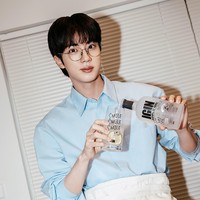 Personel tertua grup KPop BTS, Jin tak kalah eksis dan masih merajai urutan 10 besar idol KPop dengan followers terbanyak. Username yang digunakan sesuai dengan nama aslinya, Jin @jin punya 50,6 juta followers. Ini unggahan foto terbarunya, berpose sebagai brand ambassador produk minuman alkohol hasil kolaborasinya dengan chef Baek Jong Won. Foto: Instagram