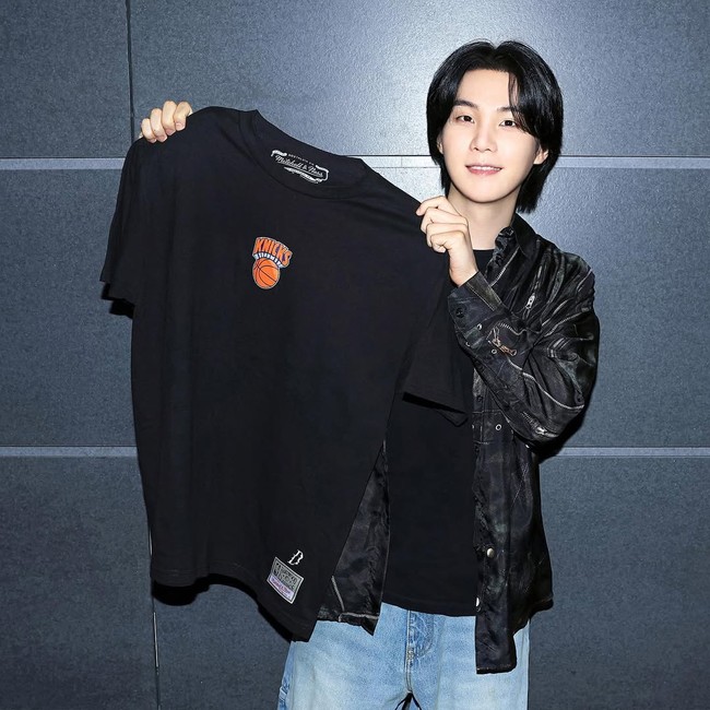 Rapper grup KPop BTS, Suga memilih untuk memakai nama panggungnya sebagai solois Agust D @agustd sebagai username Instagram. Dia terakhir kali mengunggah foto sebelum berangkat wamil saat merayakan perilisan koleksi capsulle Suga x NBA kepada 49,9 juta followers-nya. Foto: Instagram