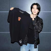 Rapper grup KPop BTS, Suga memilih untuk memakai nama panggungnya sebagai solois Agust D @agustd sebagai username Instagram. Dia terakhir kali mengunggah foto sebelum berangkat wamil saat merayakan perilisan koleksi capsulle Suga x NBA kepada 49,9 juta followers-nya. Foto: Instagram