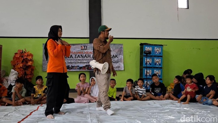 IJTI Korda Purwasuka saat memberikan trauma healing untuk korban pergerakan tanah di Purwakarta