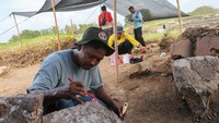 Tenaga teknis melakukan ekskavasi di area Keraton Surosowan, Kasemen, Kota Serang, Banten, Selasa (17/6/2025). Foto: ANTARA FOTO/Angga Budhiyanto