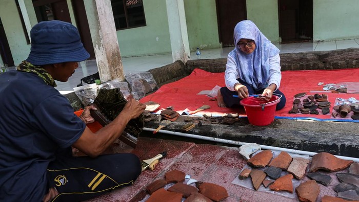 Tenaga teknis melakukan ekskavasi di area Keraton Surosowan, Kasemen, Kota Serang, Banten, Selasa (17/6/2025). Balai Pelestarian Kebudayaan (BPK) Wilayah VIII Kementerian Kebudayaan menggali kembali bangunan peninggalan Kerajaan Banten itu sebagai bagian dari ekskavasi penyelamatan untuk pemugaran struktur keraton dan mendapatkan sejumlah temuan di antaranya gerabah, pecahan keramik, batu bata, lantai terakota, struktur dinding, serta struktur saluran air. ANTARA FOTO/Angga Budhiyanto/bar